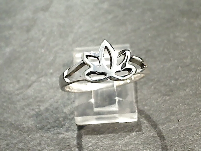 Size 5.75 Sterling Silver Lotus Ring